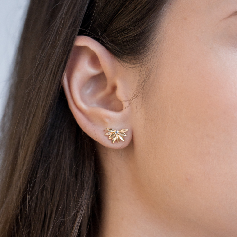 Gold earri sales
