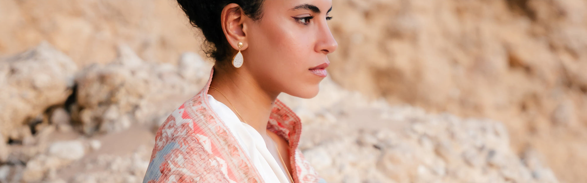 beaded bracelet, bold jewelry, gold jewelry, freshwater pearl jewelry, elastic bracelet , women jewelry, adjustable bracelet